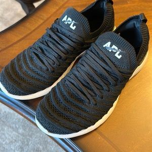 APL black beakers with white bottom size 9.5